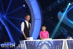 《少年中国强》超强少年各怀绝技 何炅遭00后鄙视“你就是没见识”