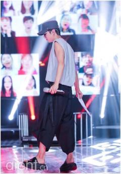华晨宇暂时没关注快男 被粉丝感动也会落泪